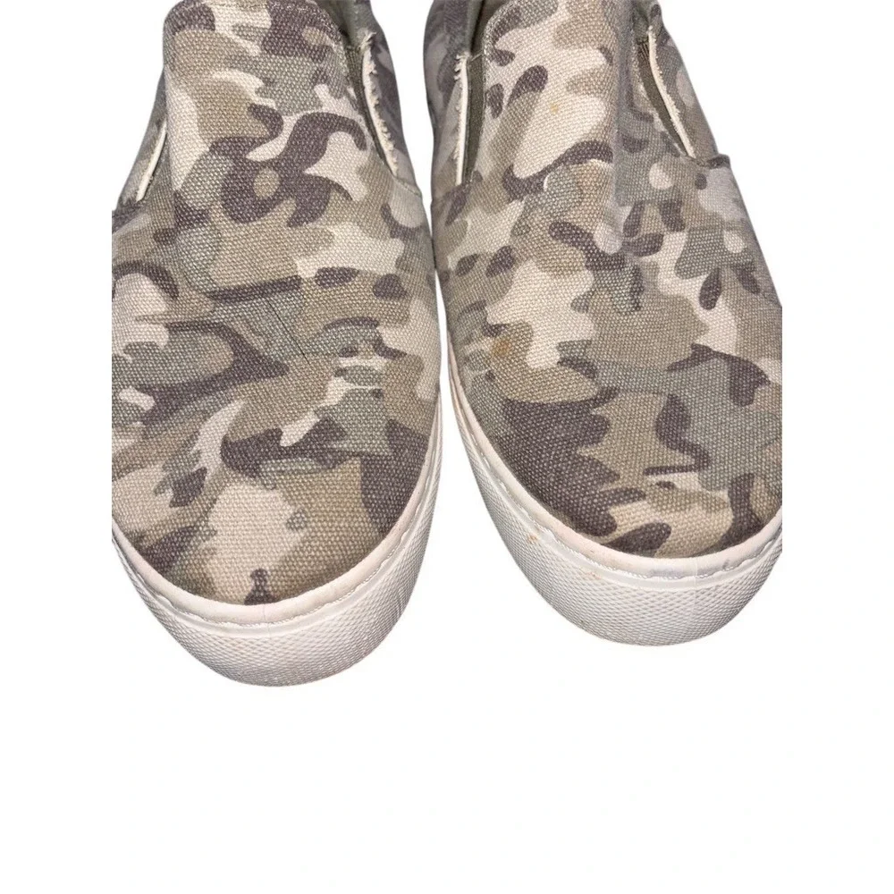 Qupid Gills Platform Slip-On Sneakers Womens Size 8 Green Camo wedge